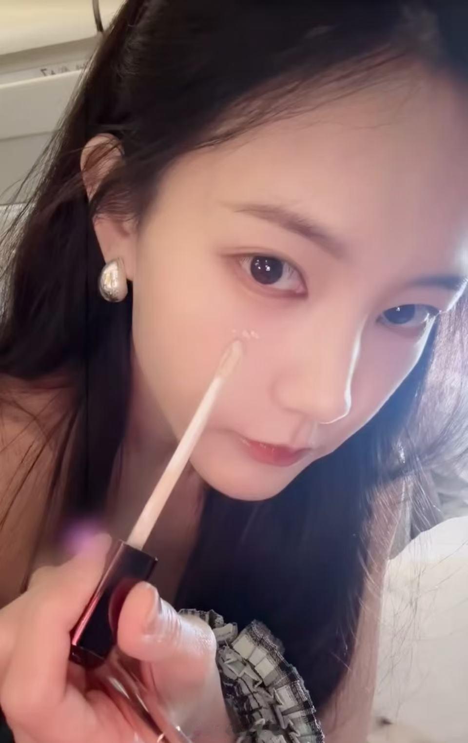 李一桐在飞机上化妆李一桐在飞机上化妆！李一桐10分钟快速消肿妆 ​​​