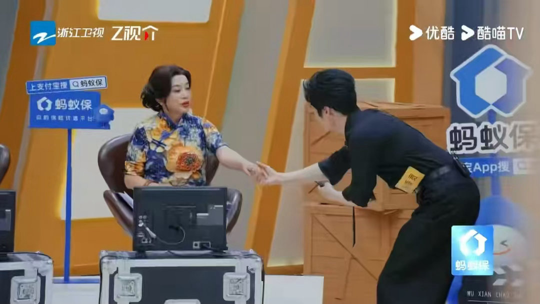 刘海宽跪求刘晓庆当他女朋友无限超越班 别人面试展示才艺，刘海宽面试展示真心。直言