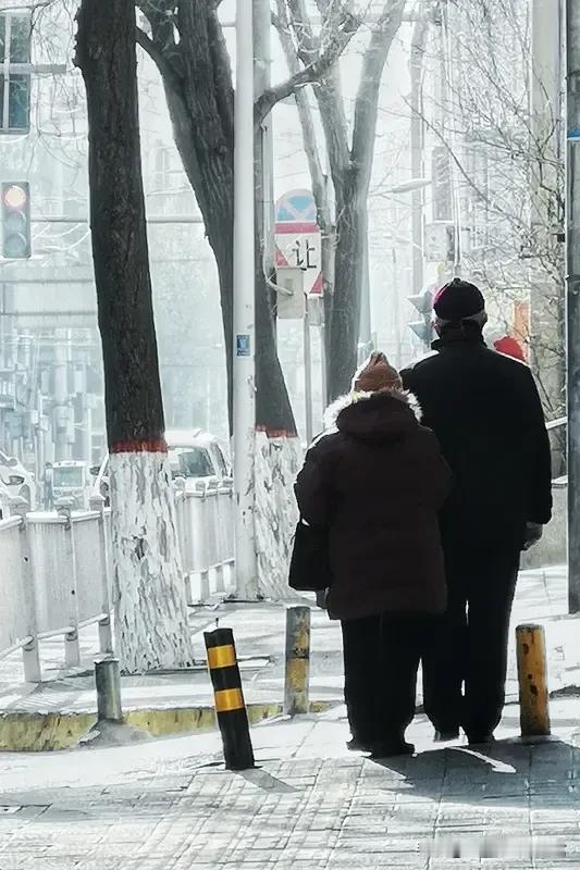 从心理层面讲，独居老人易感到孤单寂寞，不利于心理健康。
少年夫妻老来伴，这句话听