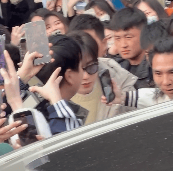 小猫爪，小可爱快给我亲一口 ​​​