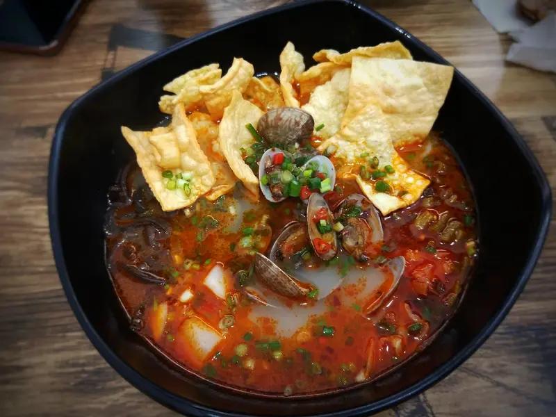 最近济南多家“好想来”零食店闭店的事儿闹得沸沸扬扬。我去文化西路大润发店看了看，
