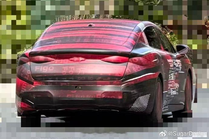 比亚迪方程豹轿车镁7谍照曝光低趴溜背轿跑姿，流畅的线条搭配上翻式门把手，还有独特