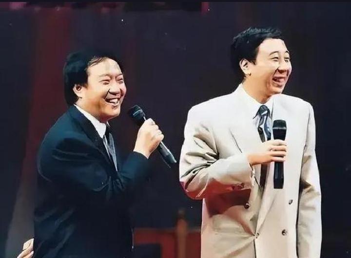 说牛群冯巩这对黄金搭档散伙后的差距，真的挺让人唏嘘的。
当年俩人在春晚留下的《小