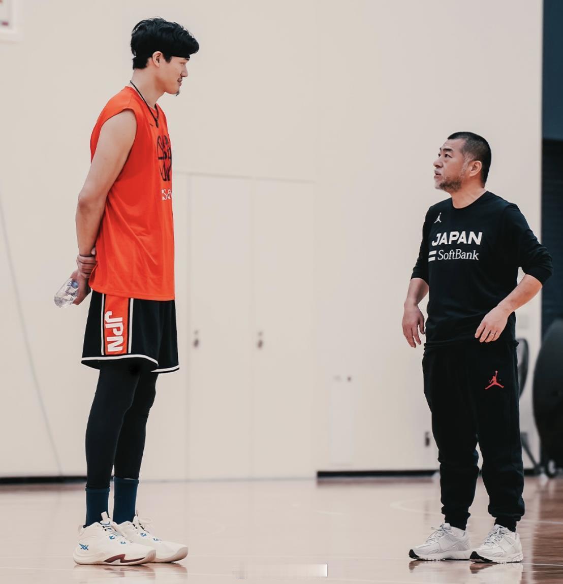 中国男篮 2月18日，集训第一天，日本男篮直接是媒体公开课，换帅后的球队，全新亮