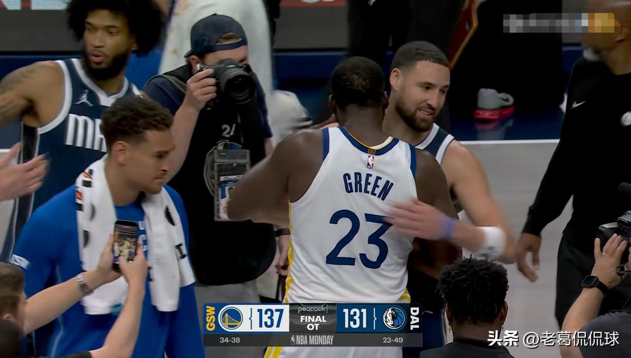 在今天独行侠主场以131：137输给勇士的赛后，发生了特别感人的一幕。当裁判吹响
