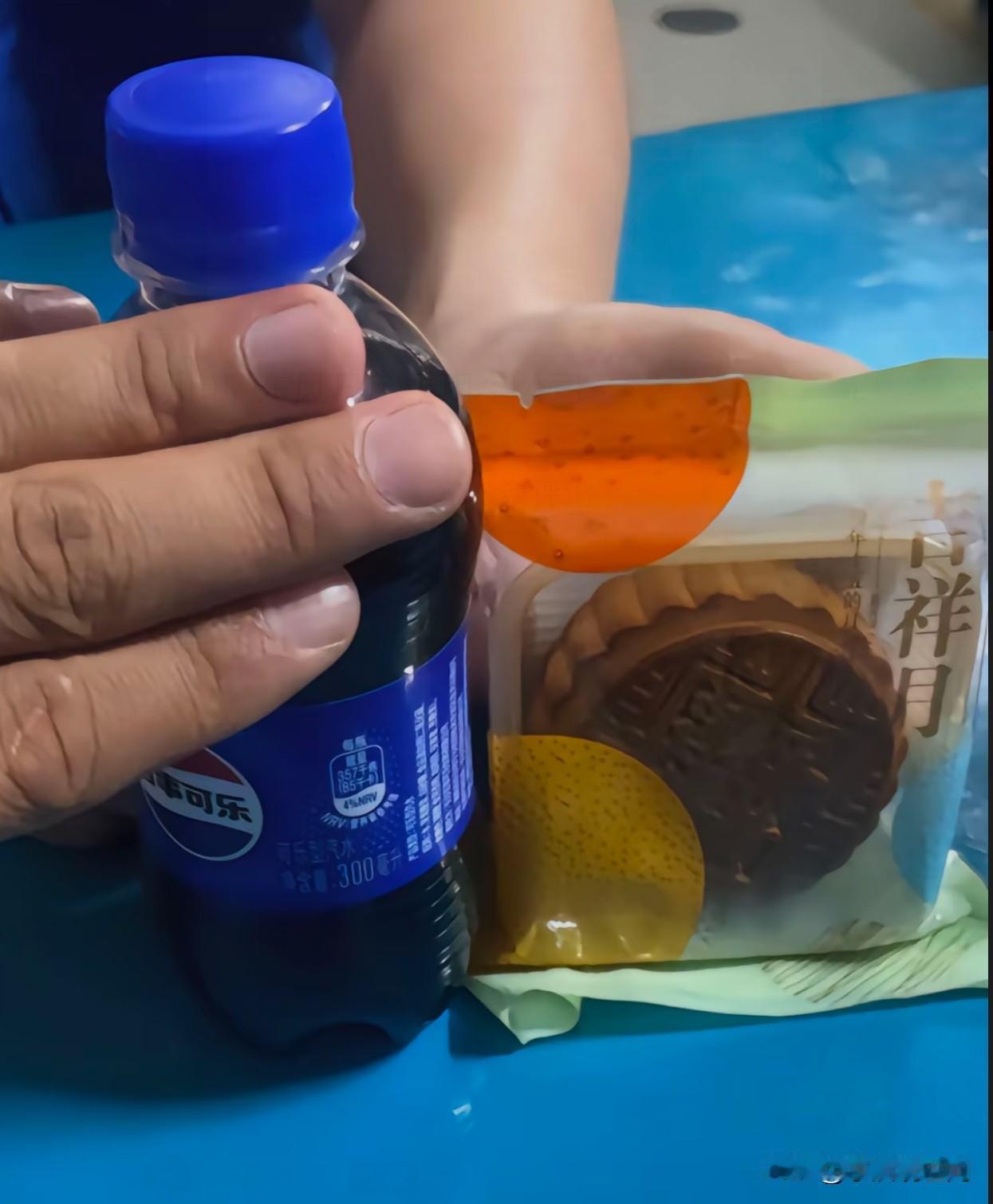 大家猜一下这是哪一家公司发给员工的中秋节礼品呢？
再透露一下：是一家车企哦，
考