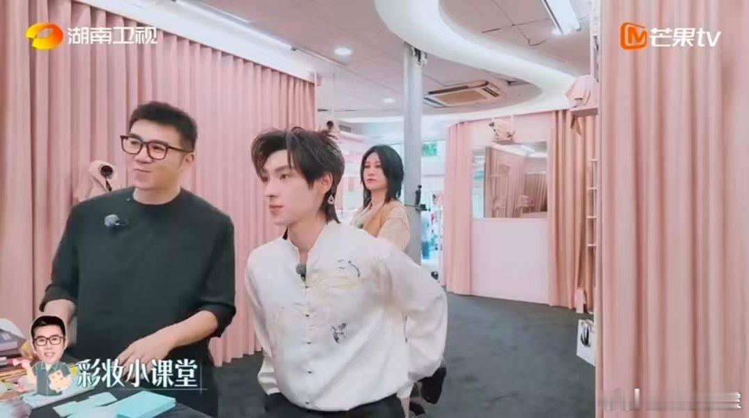 颜安[超话]颜安丹凤眼战损妆 颜安这丹凤眼战损妆也太绝了！巴黎彩妆快闪执剑起舞，