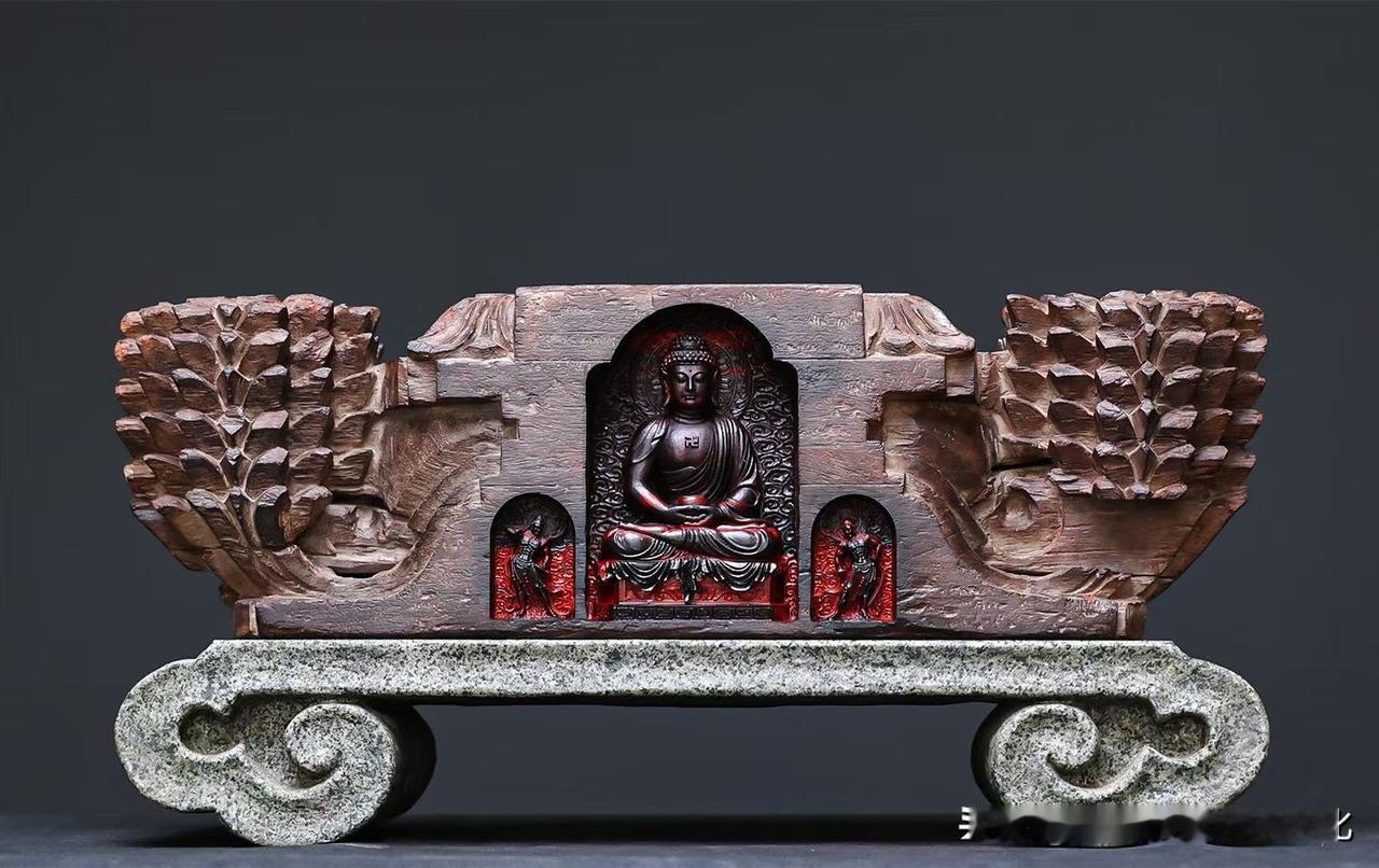 这件石窟，很“慢”。

不是刻出来的那种精致，
而是时间一点点沉进去的感觉。
