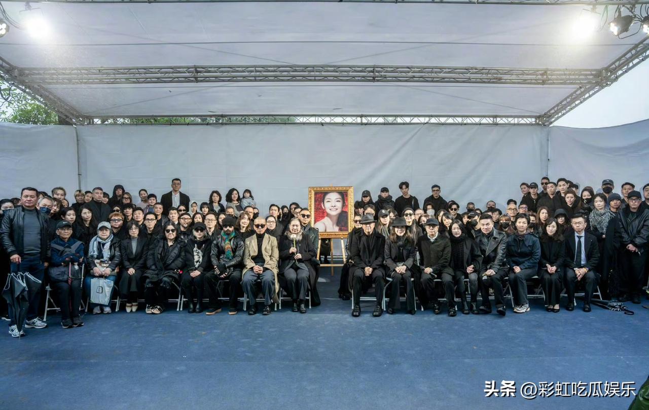 大S出殡照成了许雅钧私信女粉的炫耀，东窗事发后，S妈站出来维护女婿说他很善良容易