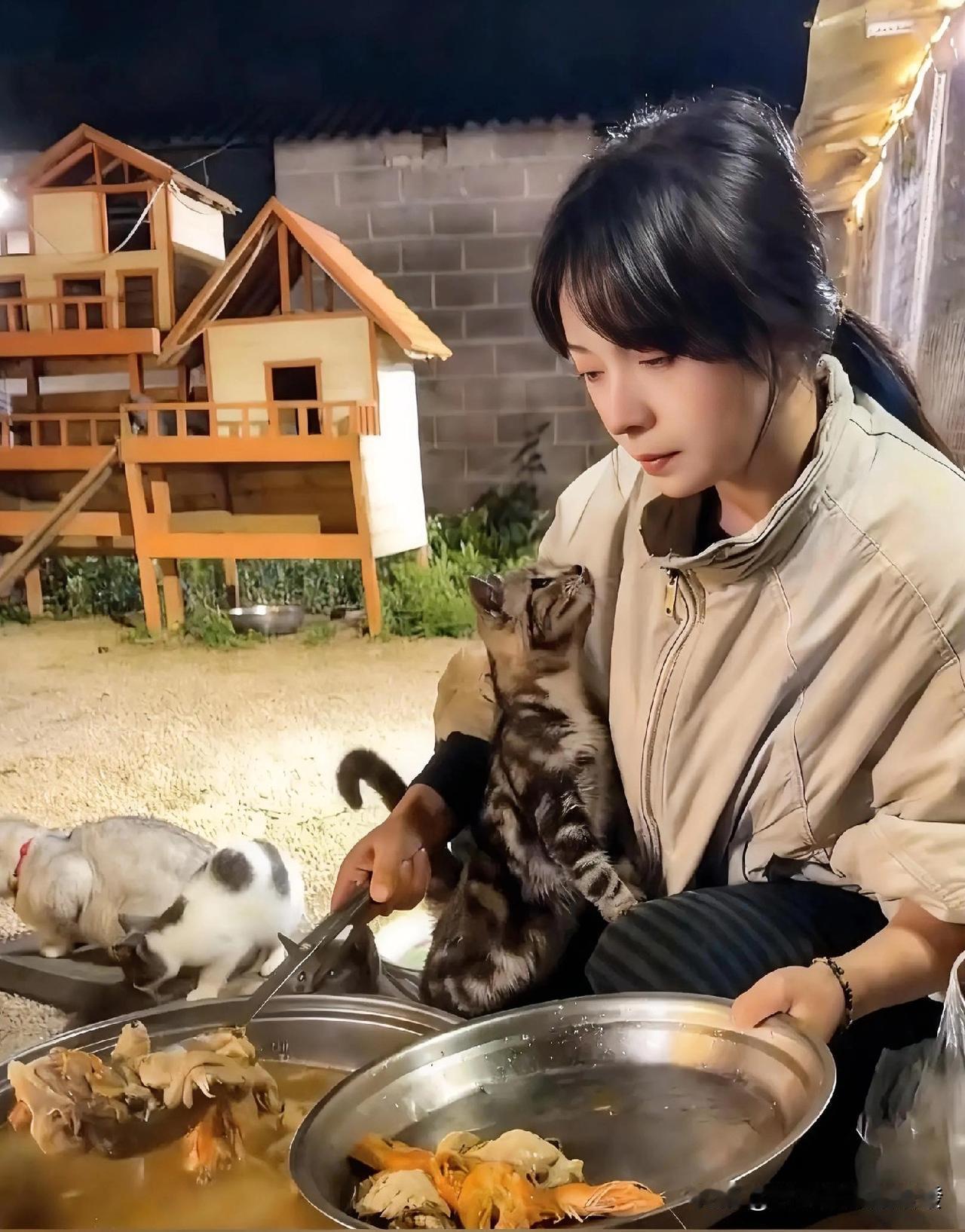 一女生给婚宴上的新娘递上红包
同时祝她新婚快乐
新娘有点懵
因为她并不认识这位女