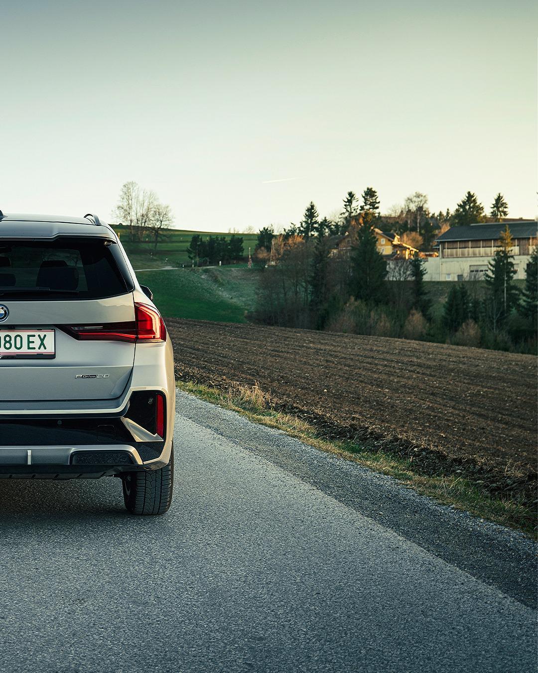 标志性封闭式双肾格栅+几何点阵设计，辨识度超高！LED大灯科技感满满，车身线条流