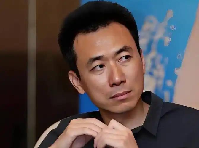 2008年，土豆网创始人王微婚内出轨，芭蕾舞者谭媛媛上门要求妻子杨磊签字离婚。