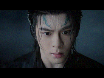 曾舜晞猛然一滴泪好会演 大雨滂沱里他眼睫轻轻一颤，那滴泪就这么毫无征兆地掉下来，