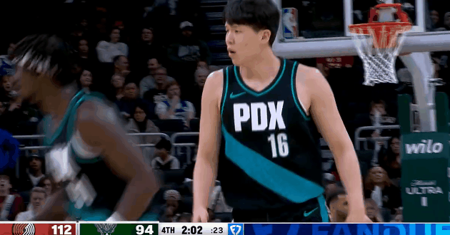 杨瀚森终于登场了，等了一整场不容易，就两分钟时间



杨瀚森在最后两分钟终于有