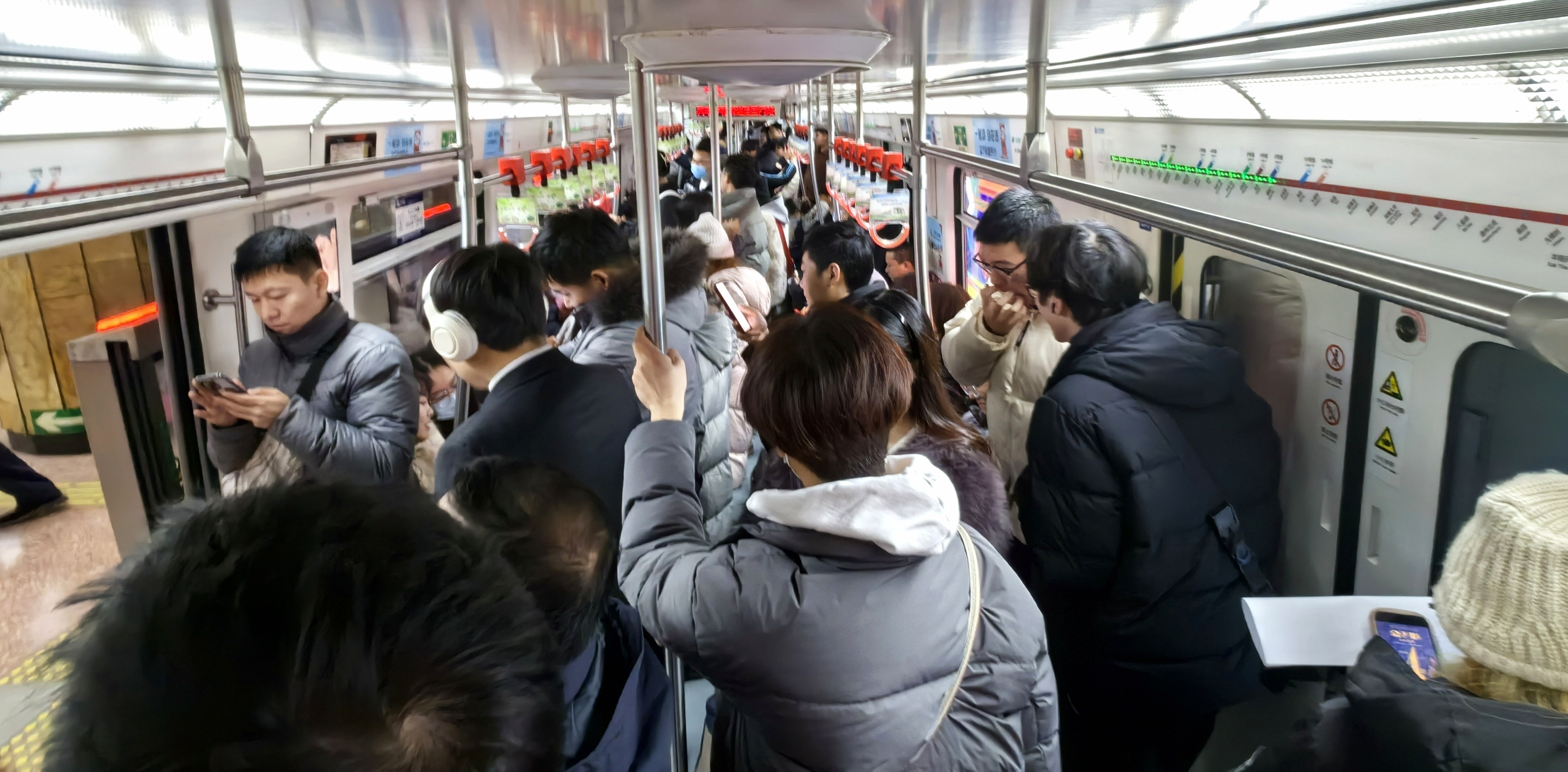 北京地铁1号线。又稳又快又便宜，绝不塞车。 ​​​