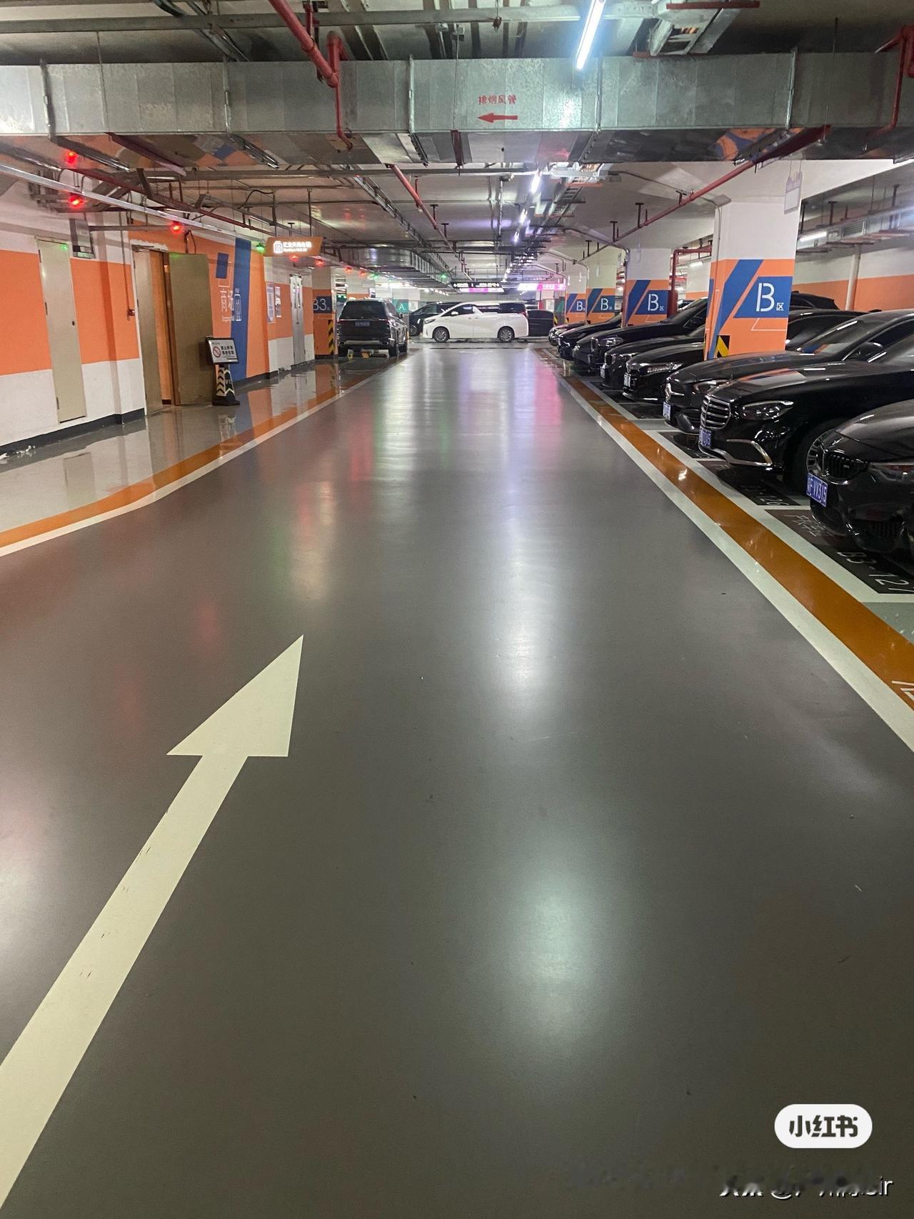 在天河金融城，写字楼商场底下的产权车位在售，总价28万，月保1800至2000
