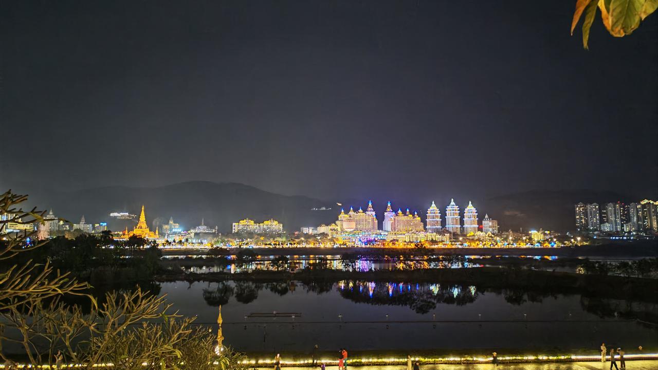 西双版纳星光夜市的夜景，那真是绝了！我去的时候，直接被震撼到了。夜市里灯火辉煌，