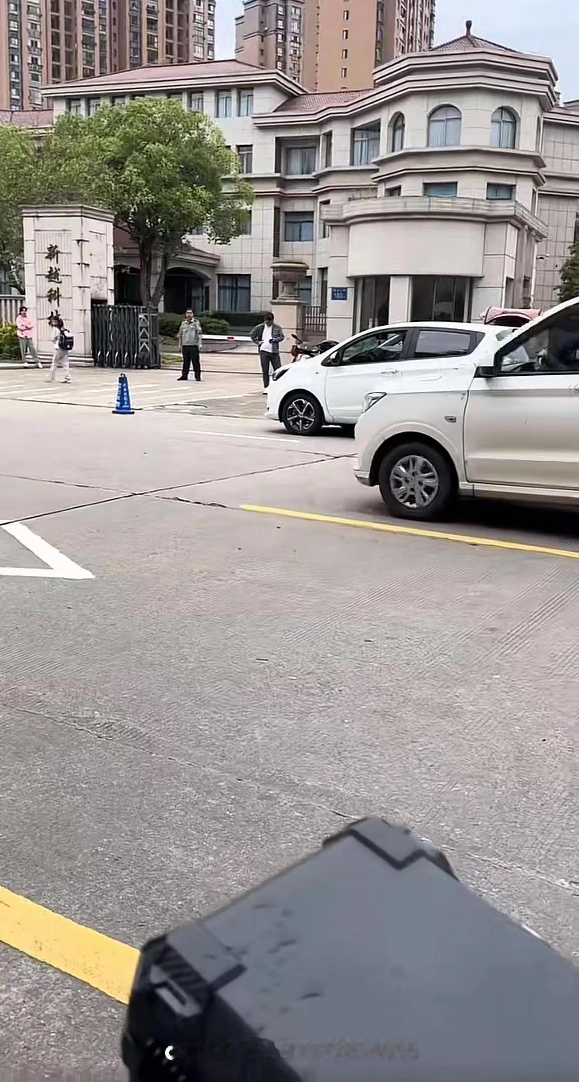 福建三明这个保安打女人的事件。假如保安换成交警，支持保安的会支持交警这么做吗？其