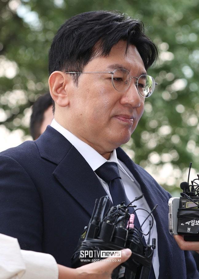 方时赫接受传唤调查 方时赫前往首尔警察厅广域调查团总部接受传唤调查 ​​​