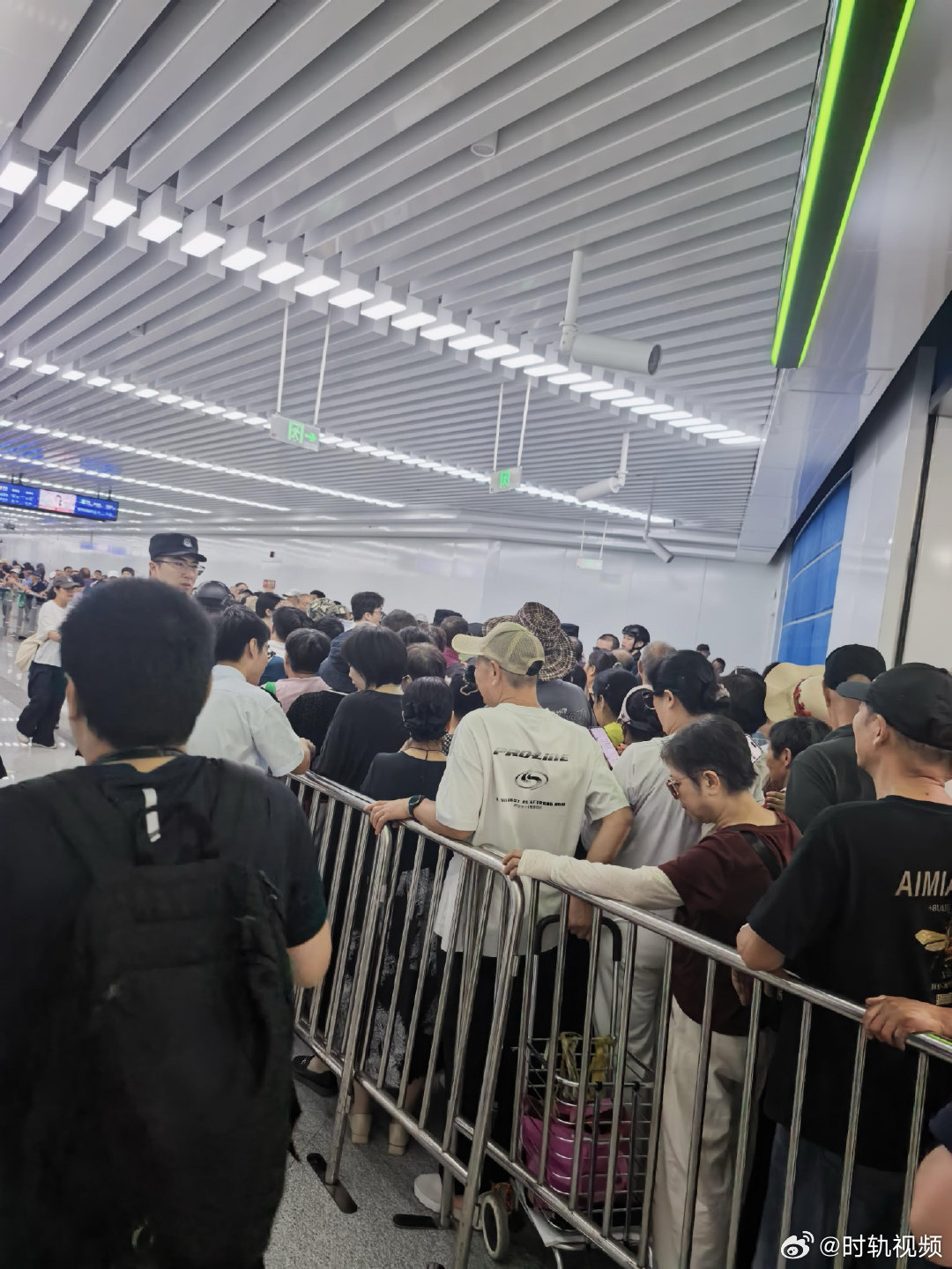 宁波地铁12号线试乘人流量火爆 万众期待的宁波地铁12号线迎来试乘，车站里人头攒