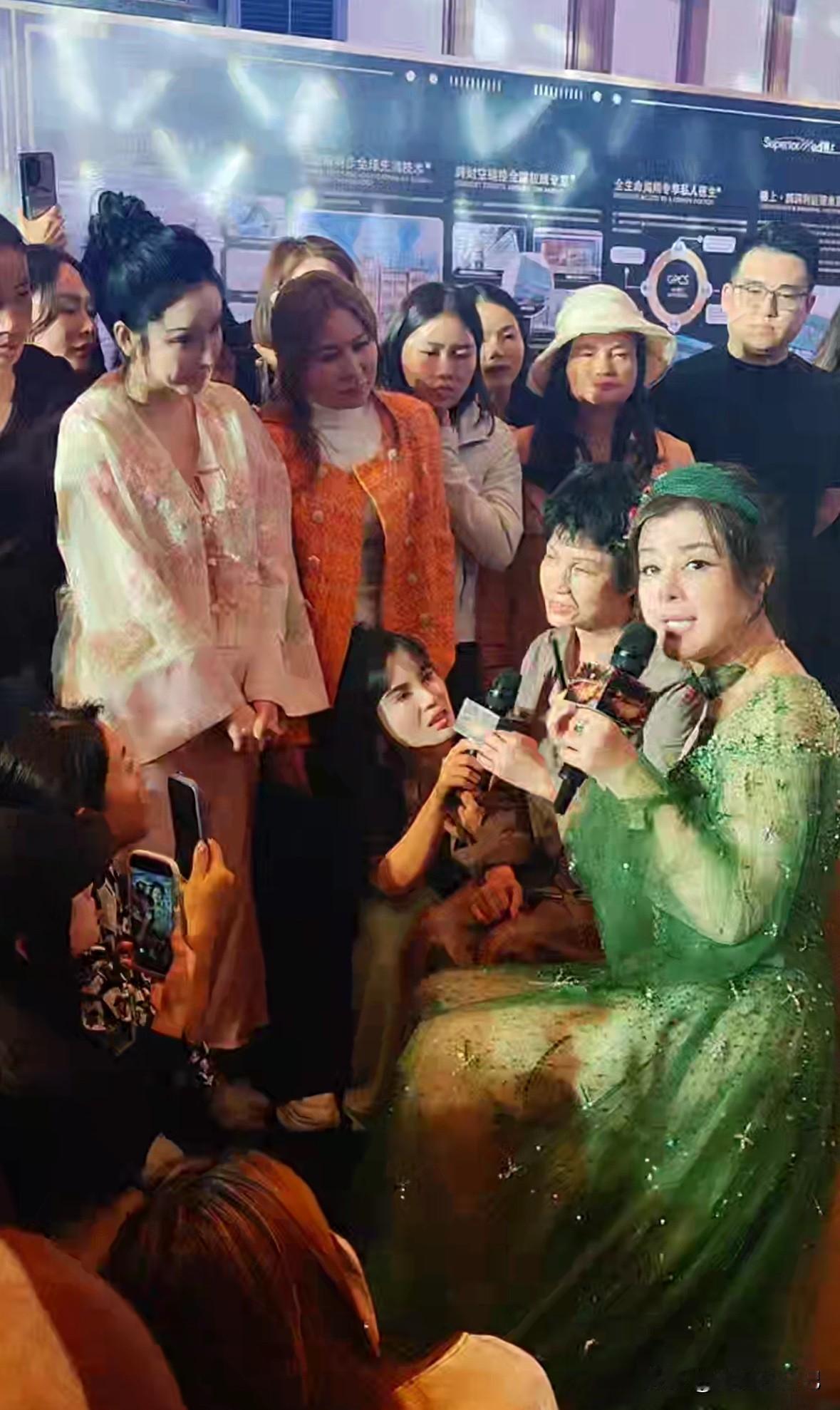 直播间于文红真实的样子，
一，透，她的衣服现在一个特点，就是透，尽管衣服很贵，但