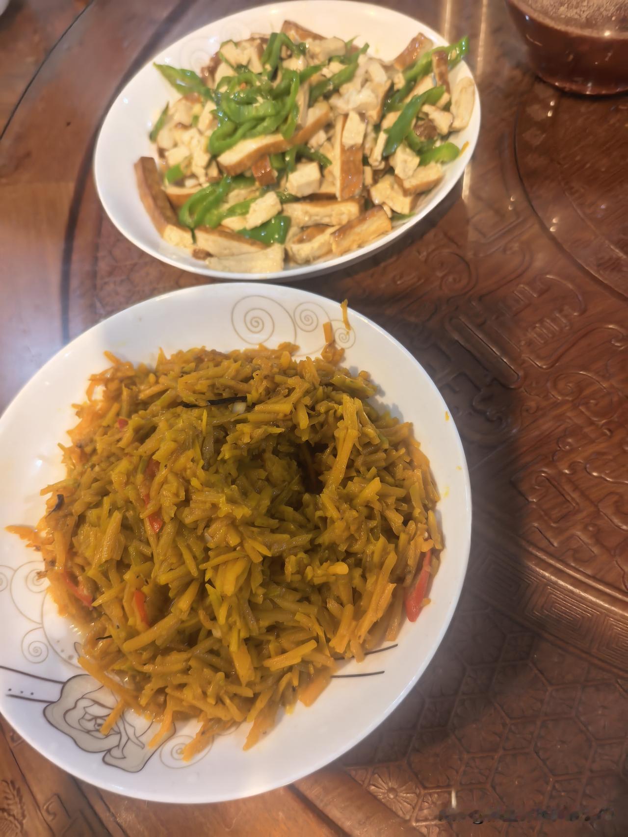 今天中饭做了两个素菜，感觉味道非常好！

第一个是家中老人种的老南瓜，颜色金黄，