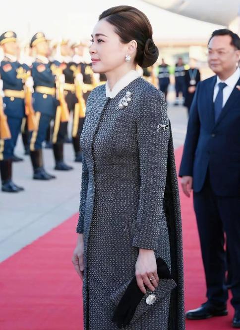 11月13日，47岁苏提达陪同泰国国王抵达中国了，苏提达真是光彩照人。
 
苏提