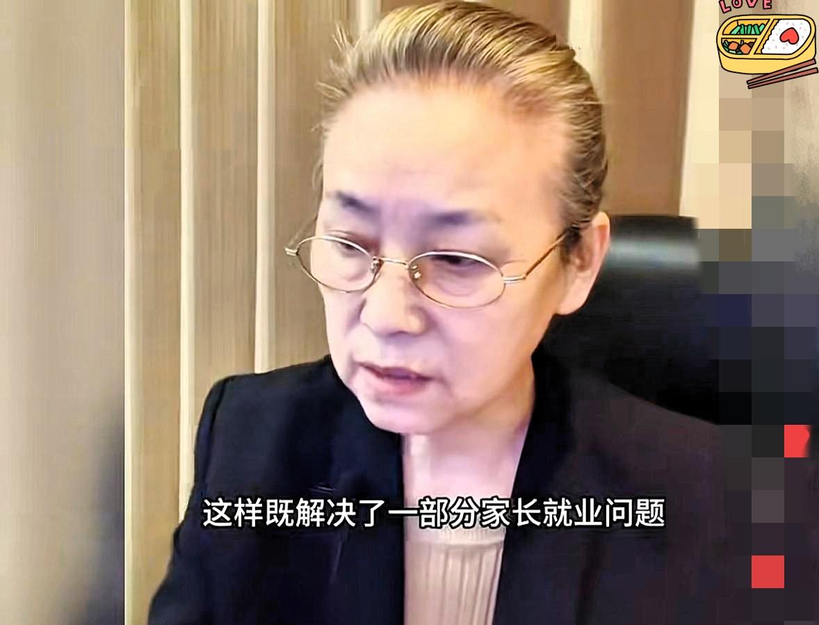关于上海学生餐发臭，这个老师提的建议是我听过最好的。

她的建议是学校开个食堂，