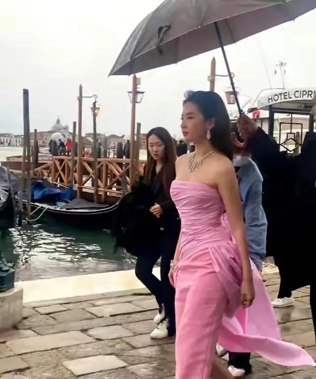 刘亦菲太美了，她穿着芭比粉连衣裙，仙气飘飘气质太好了。

她身高170，身材不瘦