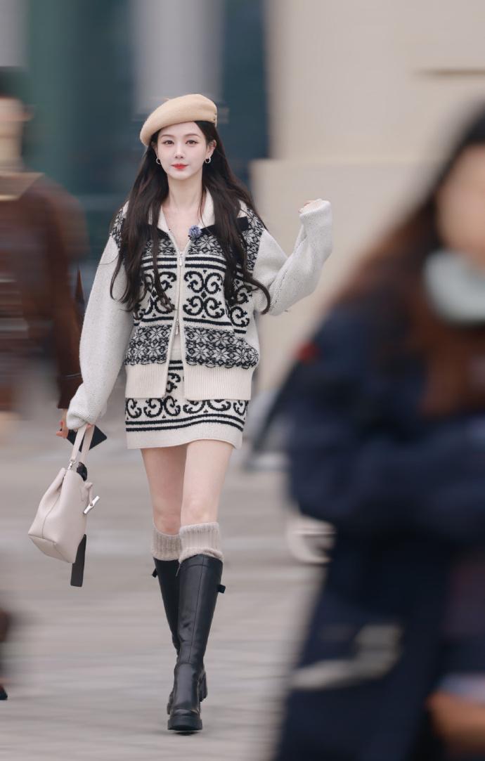 #李一桐温柔学姐风# 好美啊～美貌气质都很出众的李一桐！女子推理社这温柔学姐风造