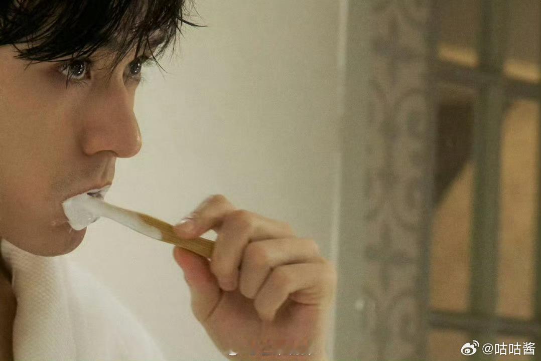 龚俊工作室真不拿网友当外人龚俊湿发深V浴袍 哇塞，好sex啊，湿发深V😍 