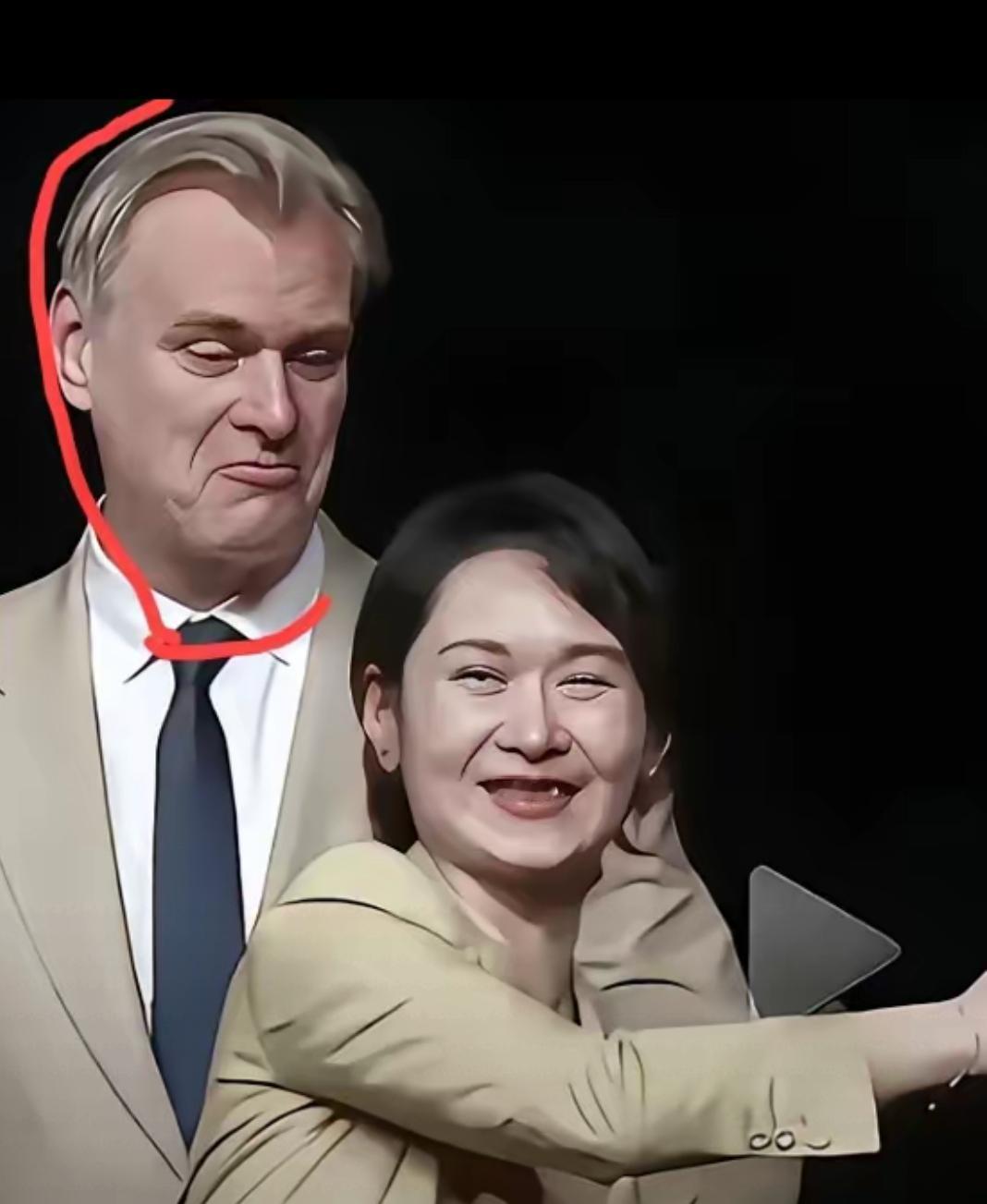 看看这个外国人一脸轻视的表情，
本以为自己卑躬屈膝，仰视他们，讨好他们，能换来一