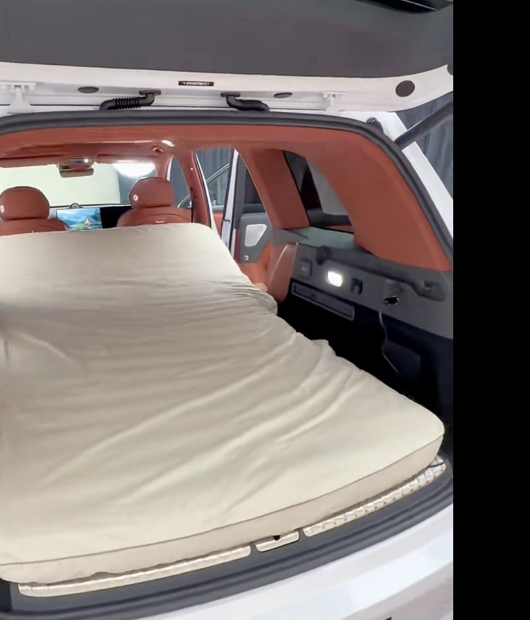 车企发布会现场狂发888杯奶茶  泰山X8真是实力宠粉，现场888杯奶茶直接把氛