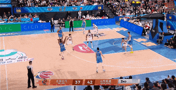 山东男篮客场半场42:37领先北京北汽，这有点让人意外，毕竟北京北汽整体实力比山