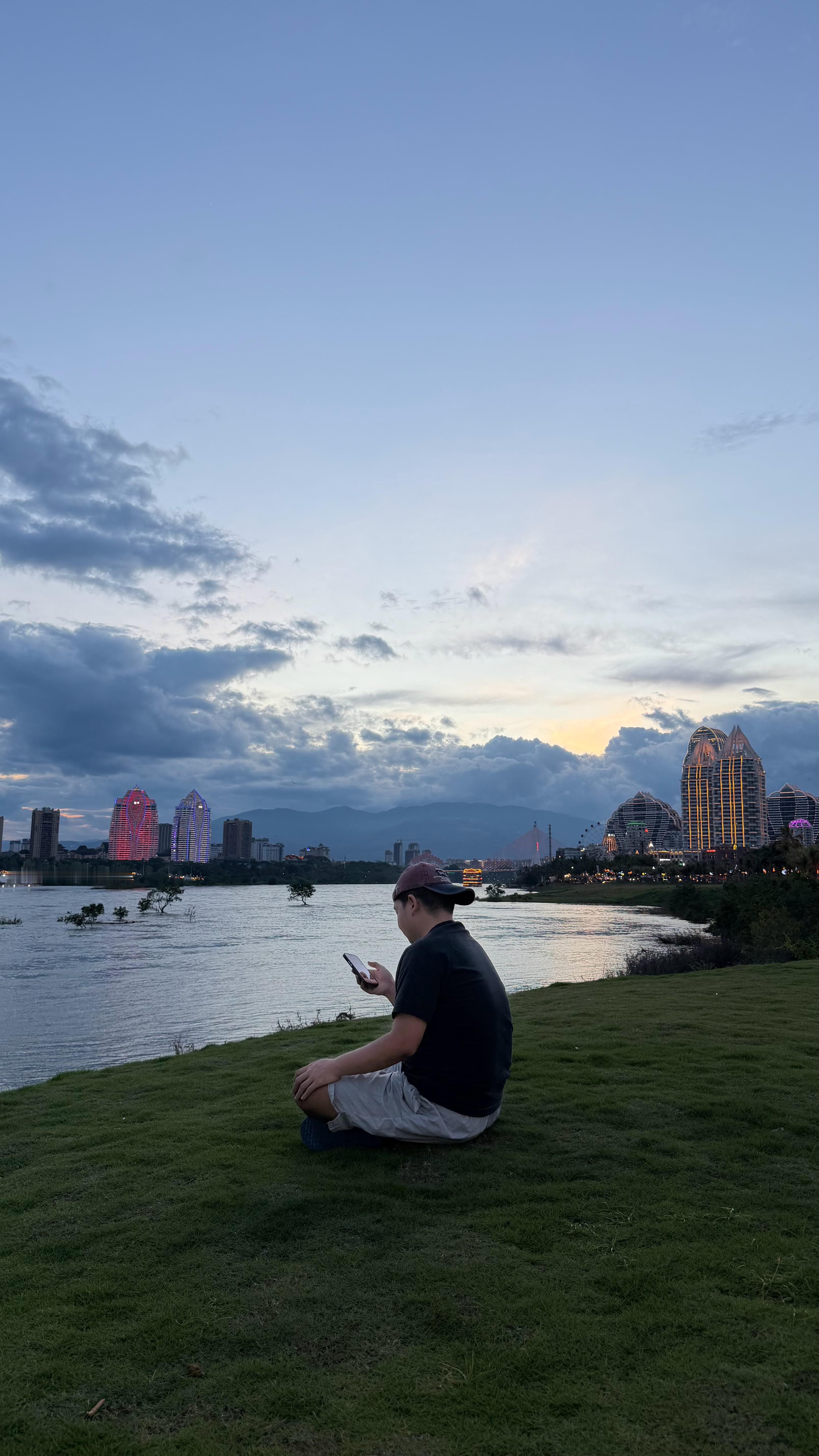 抖音看着找着来的哈哈哈哈哈，草地、江景…… 
