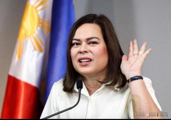 处在风暴中心的杜特尔特父女，正遭遇命运中的双重困局。

女儿莎拉面临弹劾风波，但