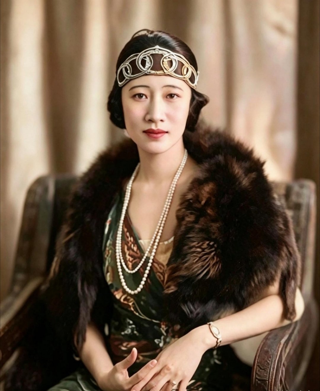 这是顾维钧的前妻黄蕙兰。她做了36年大使夫人，丈夫却背叛她28年。她被顾维钧利用