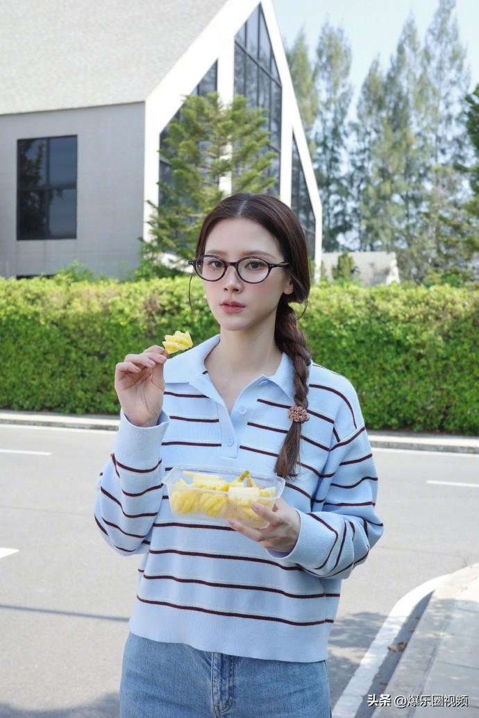 ❤️小水吕爱惠最新照片，太美了！
小水吕爱惠的状态太能打了！清透妆容放大了灵动双