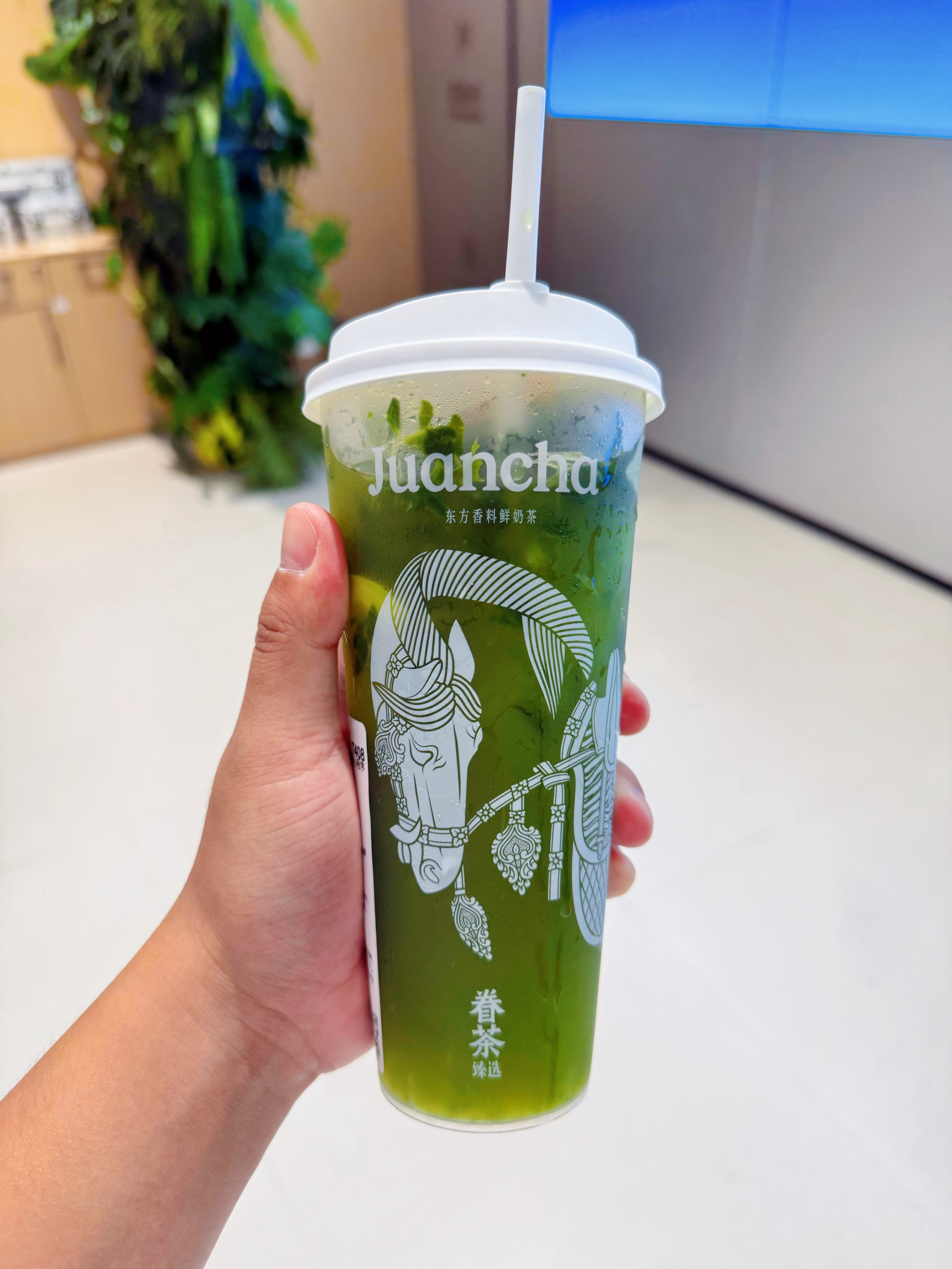 感谢郑州城市形象宣传大使-安意小姐姐带来的河南特产荆芥柠檬茶，口感非常的哇噻！ 