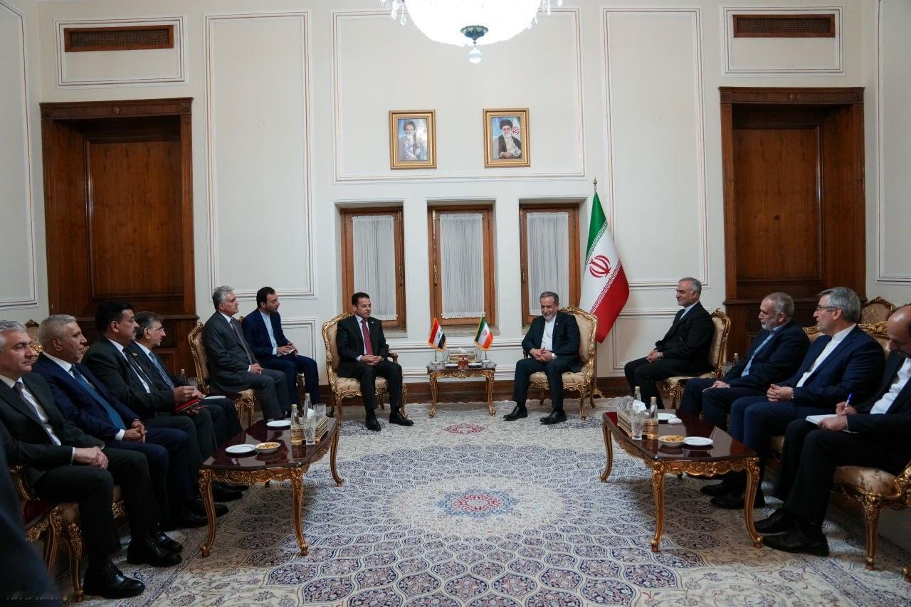 美军刚撤出伊拉克核心基地，伊朗和伊拉克就联手发声，这背后的局势变化真的不简单。中