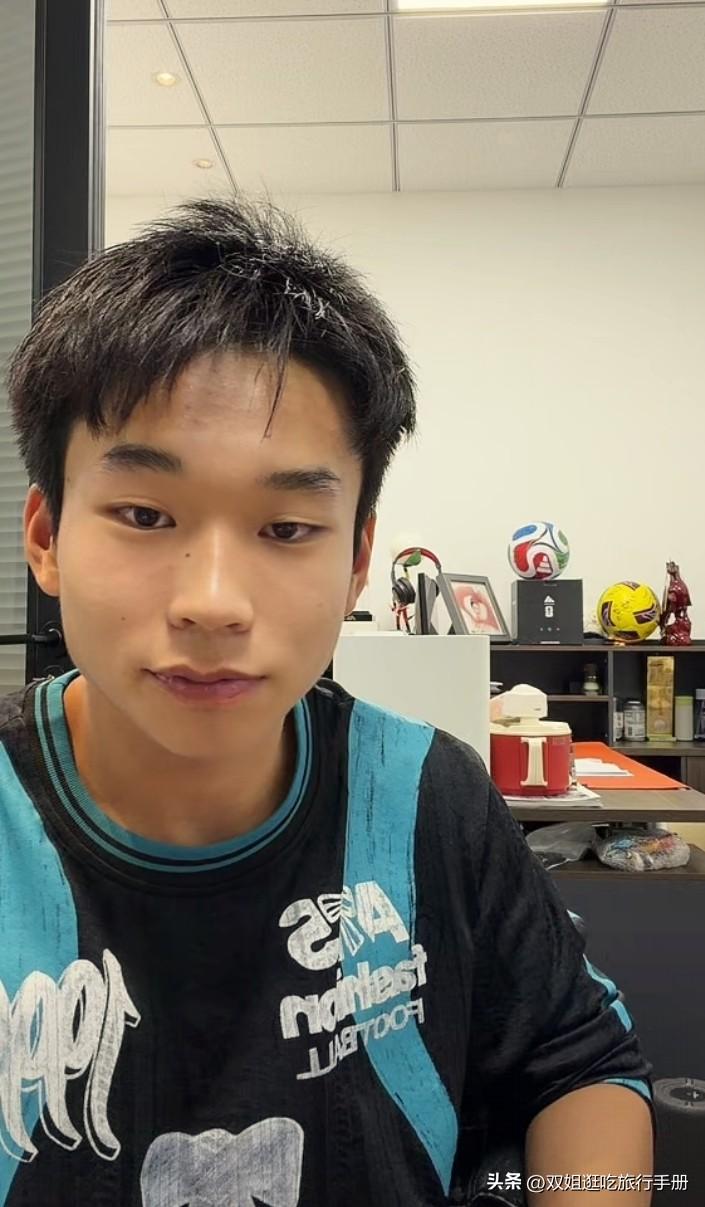 黄子杰说：再练10年也赶不上李昊炎。
黄子杰在直播中说，李昊炎是天才，虽然年龄比