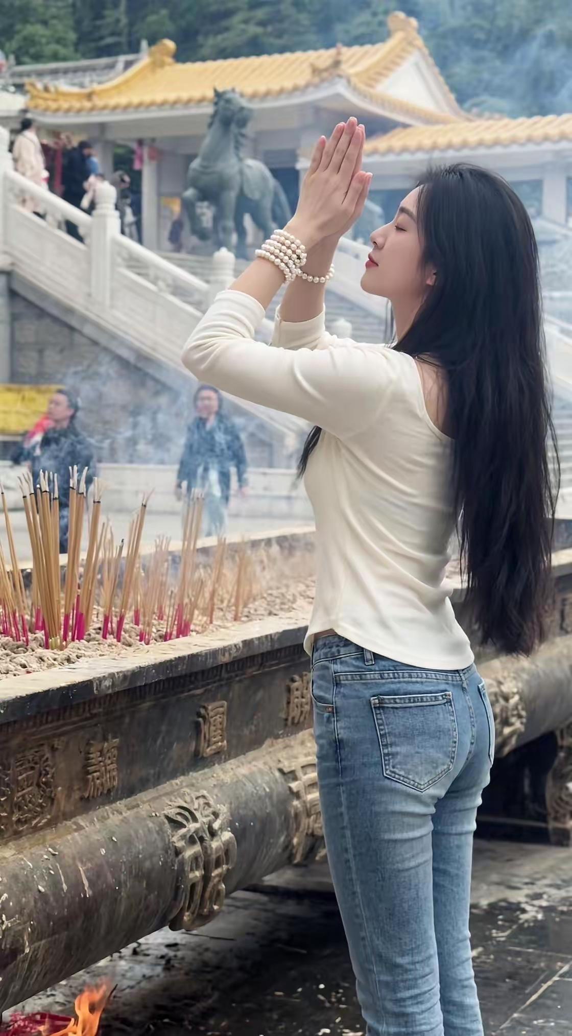大学期间换季我频繁感冒，咳嗽不停。他每天从家里带润喉糖，课间分给我，还提醒我多喝