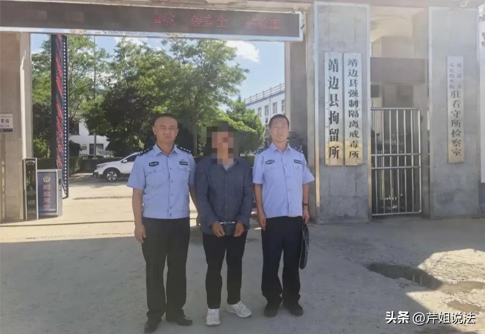 不能种地了？陕西榆林，男子闲来无事，在村里找了块没人要的荒地，独自开着拖拉机干了