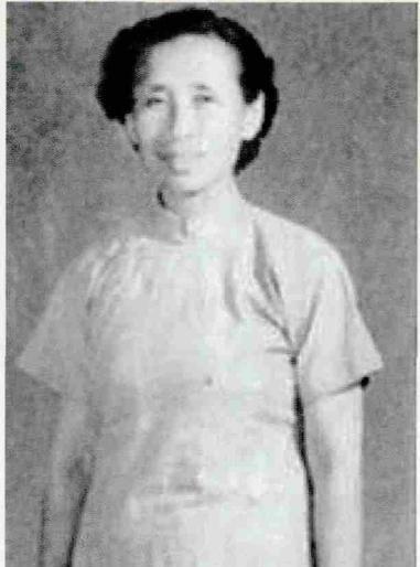 1932年，一个杂货铺老板娘白天出门倒垃圾，特务跟上去问她：“你这里面什么这么臭