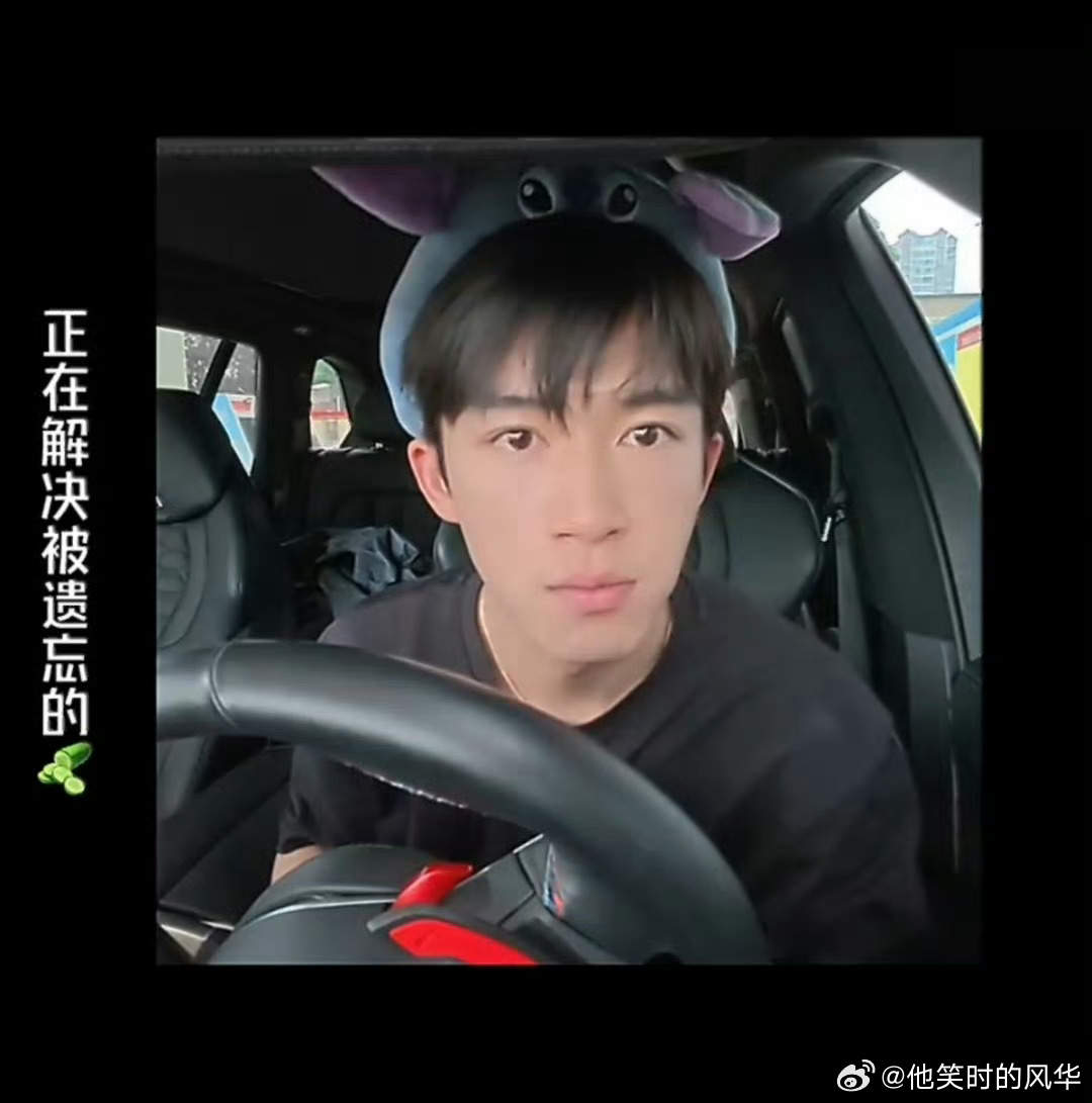 王星越爬华山 完全高精力人🚶脚步轻快攀登华山险峰，连续户外出行依旧元气满满，妥