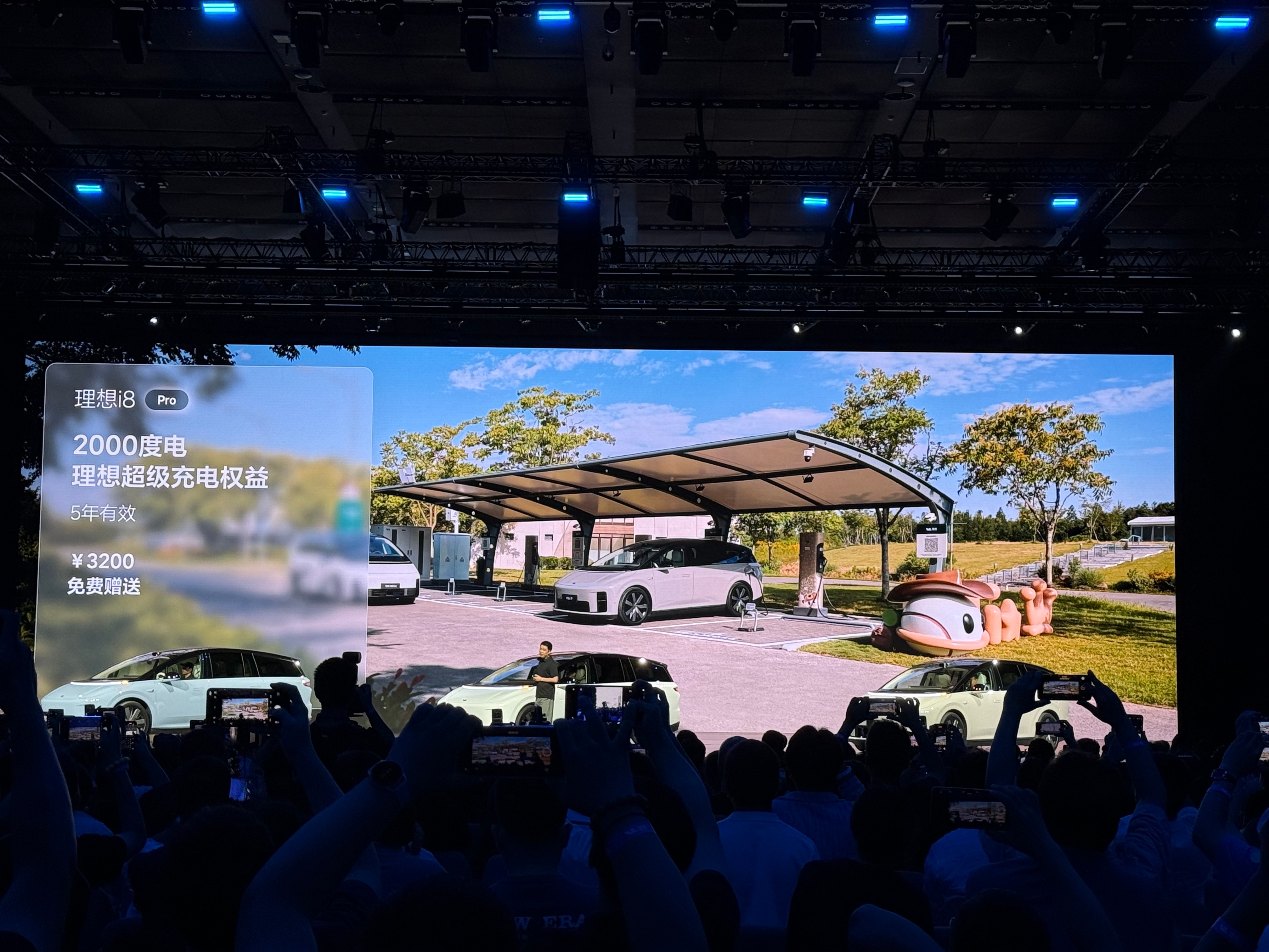 理想i8 Pro版本 321800元理想i8 Max版本 349800元理想i8