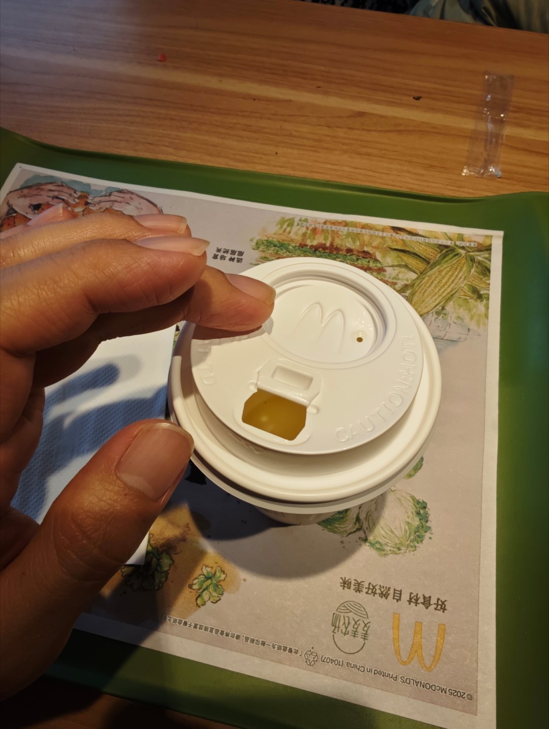 这个坑还真是放鼻子尖正好～哈哈，麦当劳这个设计，有心了～ 