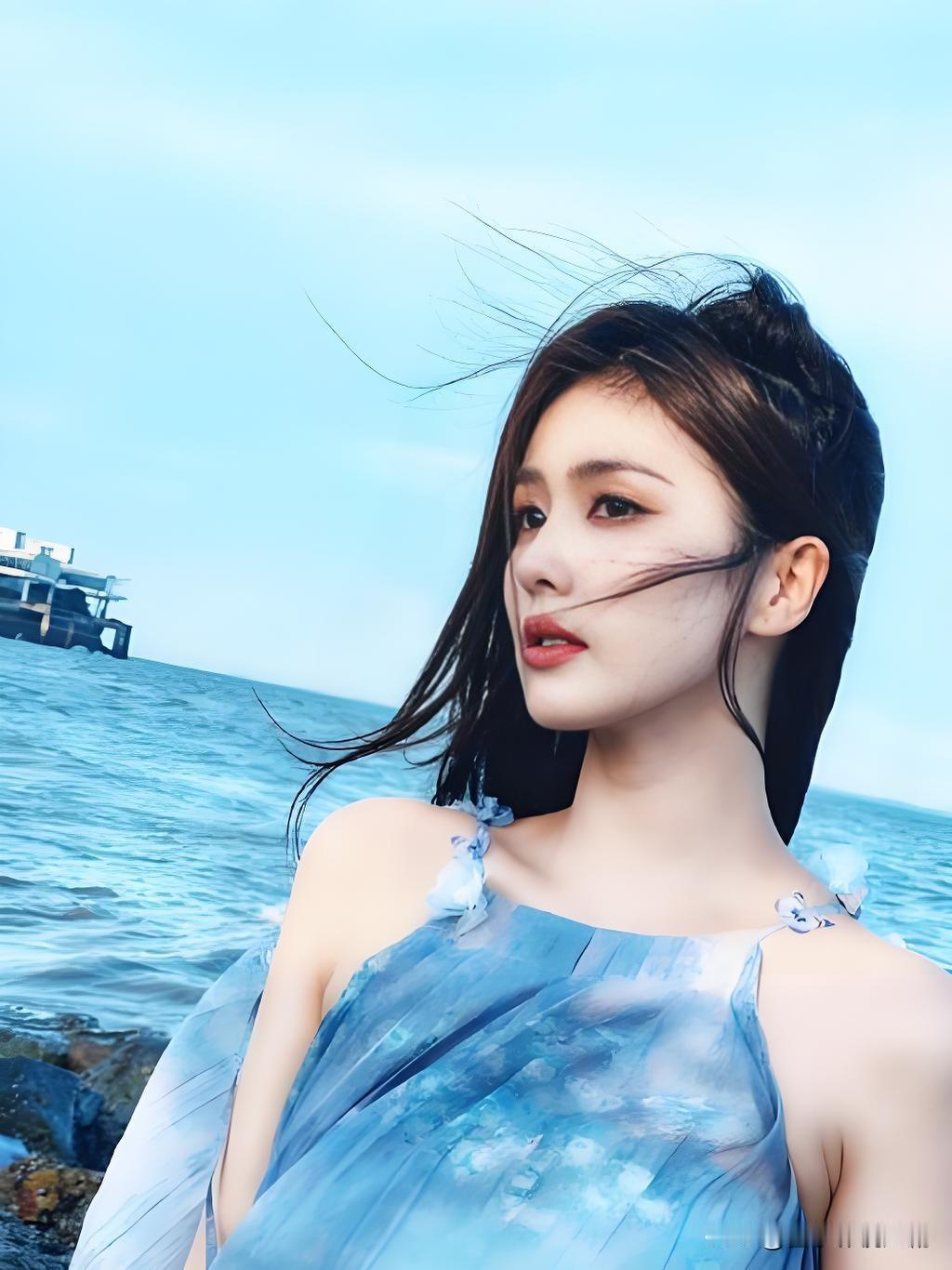 无论是《周生如故》里温婉破碎的漼时宜，还是《红秀》九月刊上身高定的华丽造型，她既
