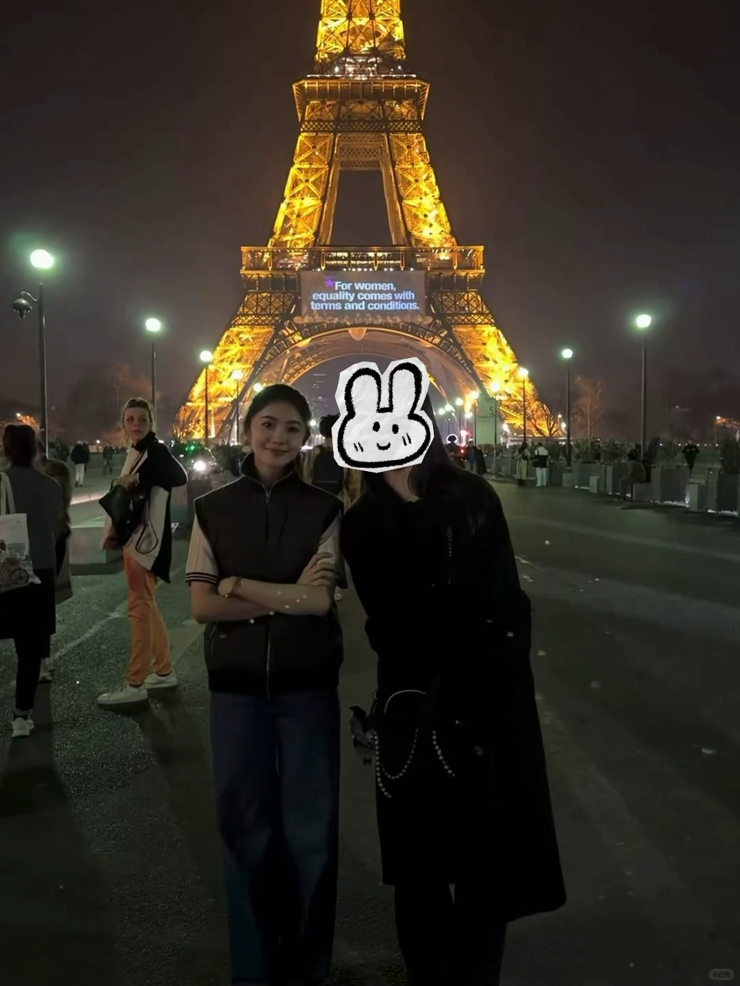 刘浩存在巴黎埃菲尔铁塔和网友合影，存儿又圆又小还包脸的一颗完美头