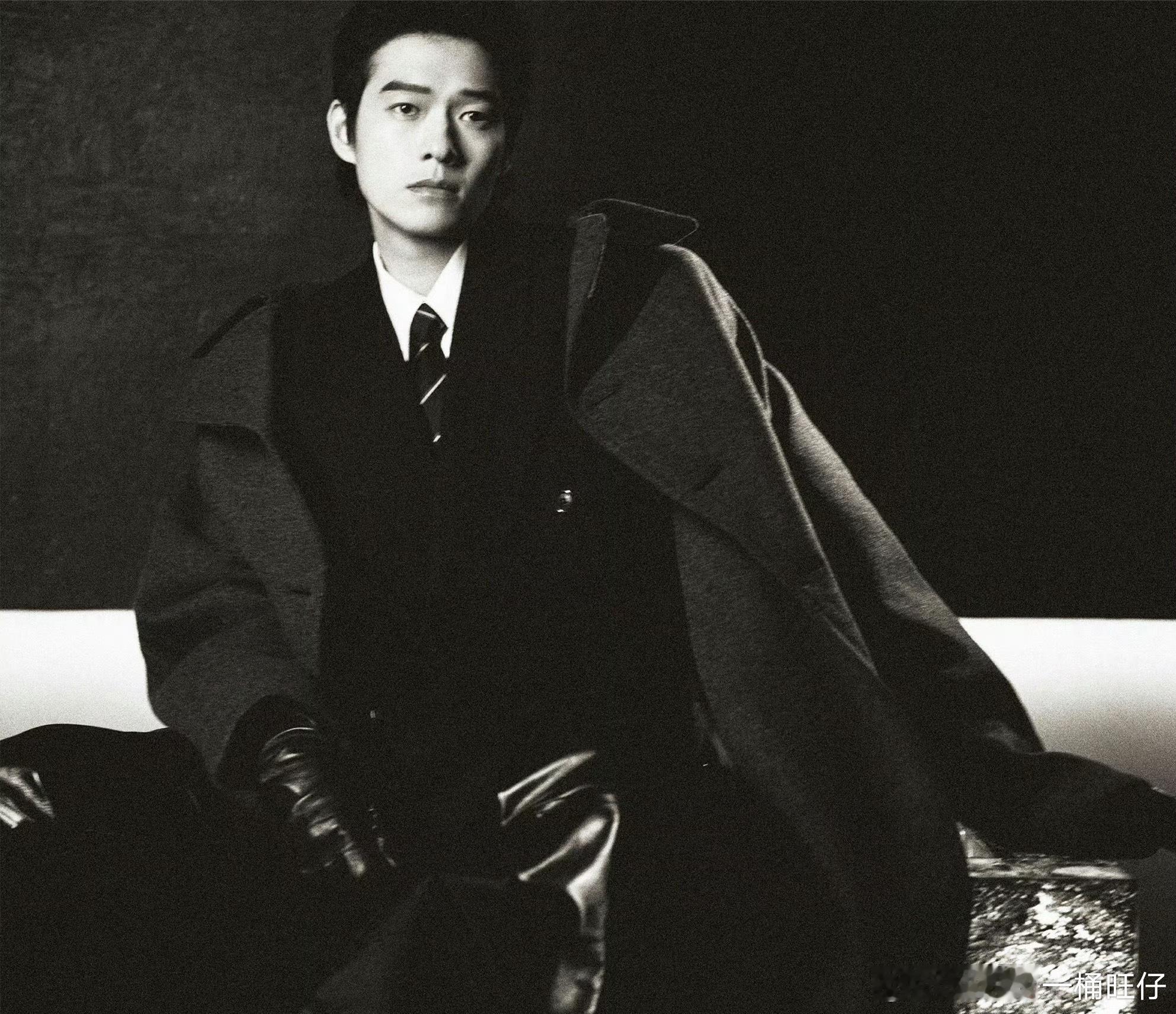 魏大勋 什么时候转行当模特 谁懂啊！魏大勋这比例真不是模特吗？头身比逆天，大长腿